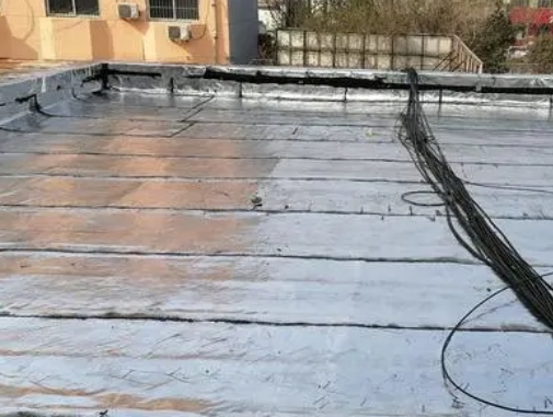 湖州卫生间漏水维修公司分享下湖州屋面楼顶防水刚性防水层施工要点。